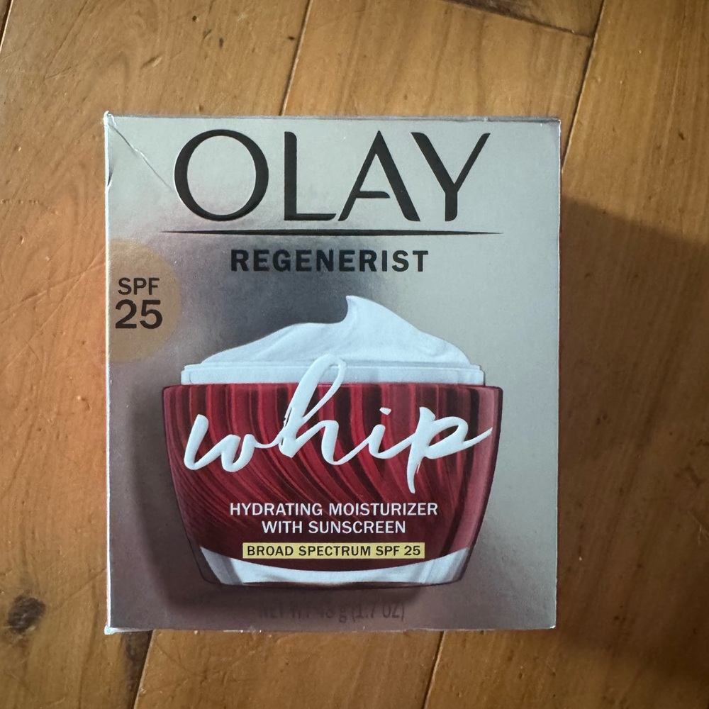 OLAY Regenerist Whip Moisturizer Jar - Red & White